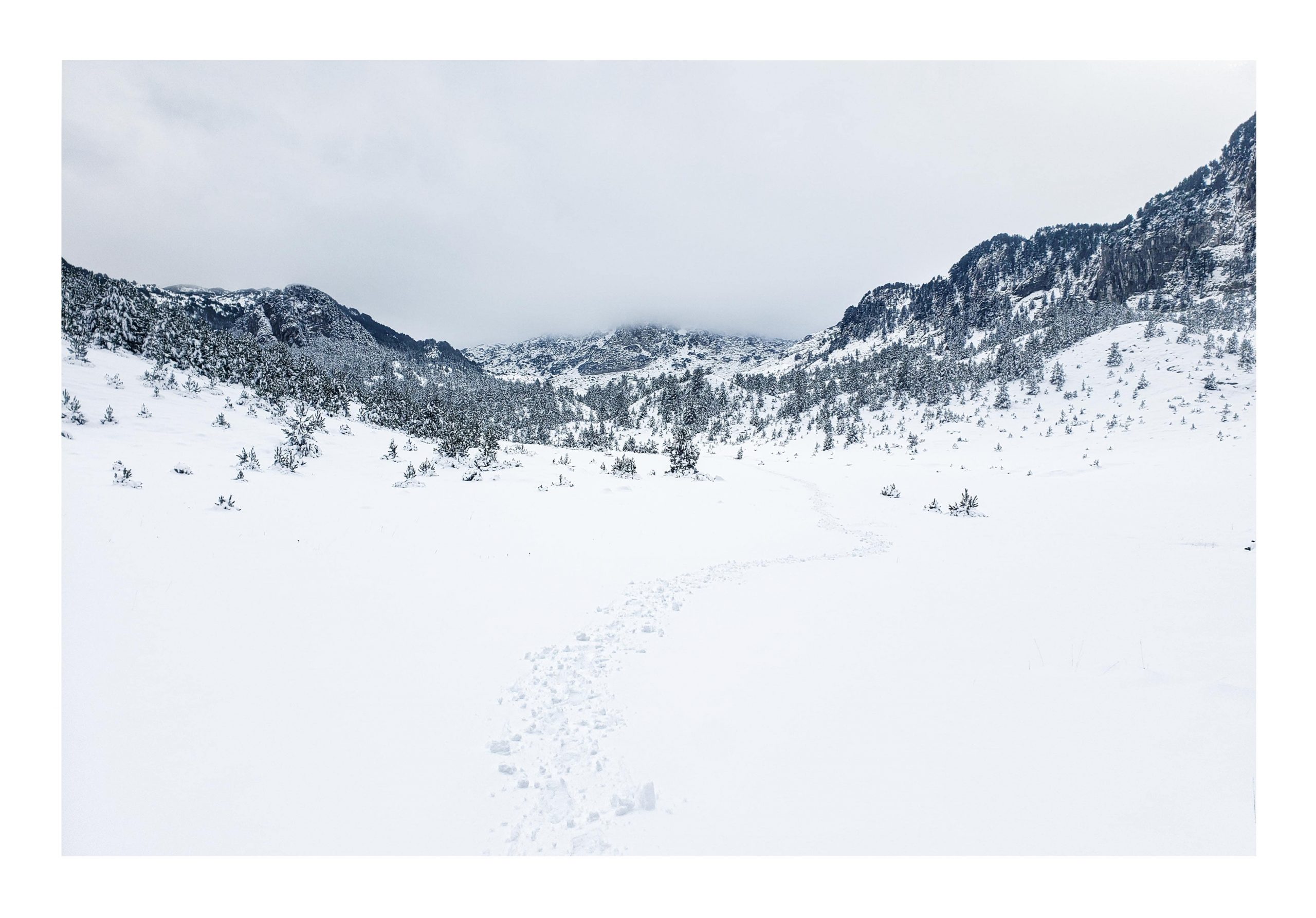 Tirage photographique d’art “Horizon blanc" – Vue du massif Prenj enneigé, Bosnie, imprimé sur papier Canson Baryta photographique.