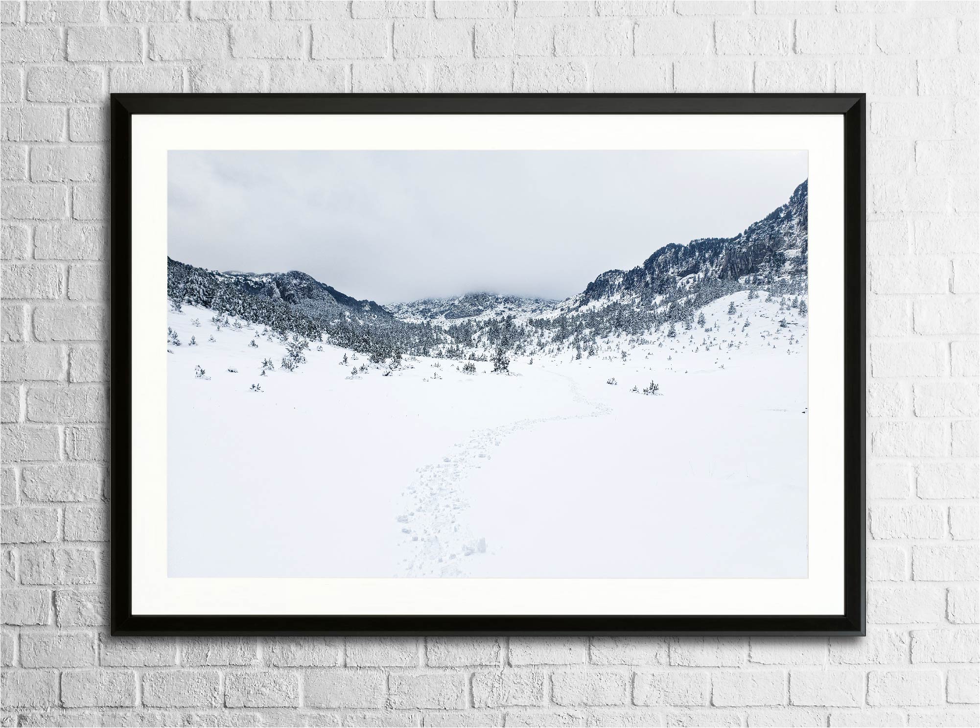 Mise en situation du tirage “Horizon blanc” encadré sur un mur, photographie d’art imprimée sur papier Fine Art.