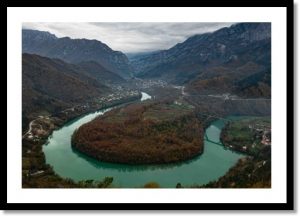 Photographie d’un tirage d’art représentant une église avec des cigognes, illustration de la boutique en ligne.