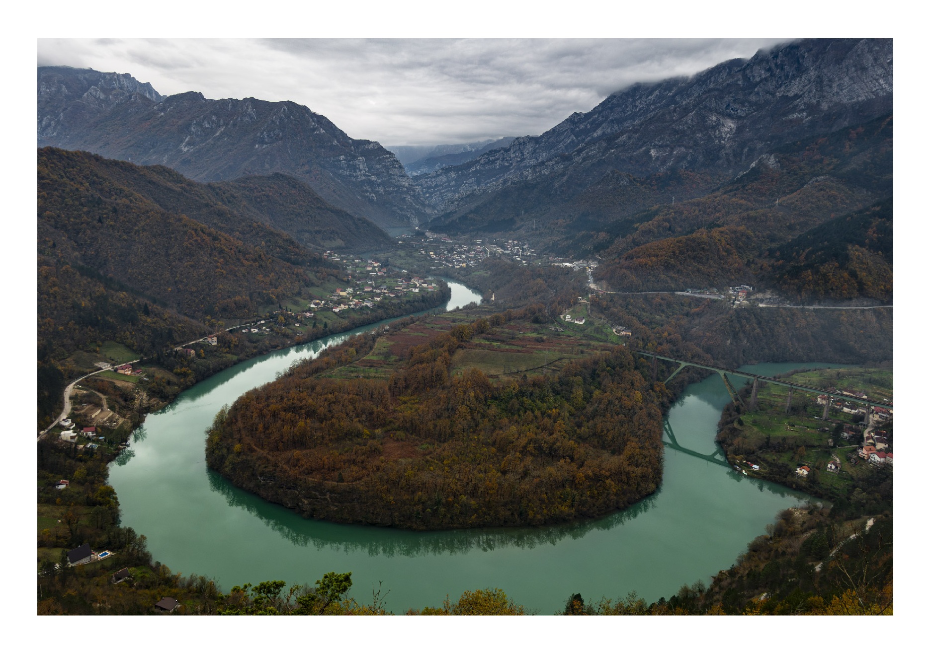 Tirage photographique d’art "Méandre sur la Neretva" – Bosnie, imprimé sur papier Canson Baryta photographique.