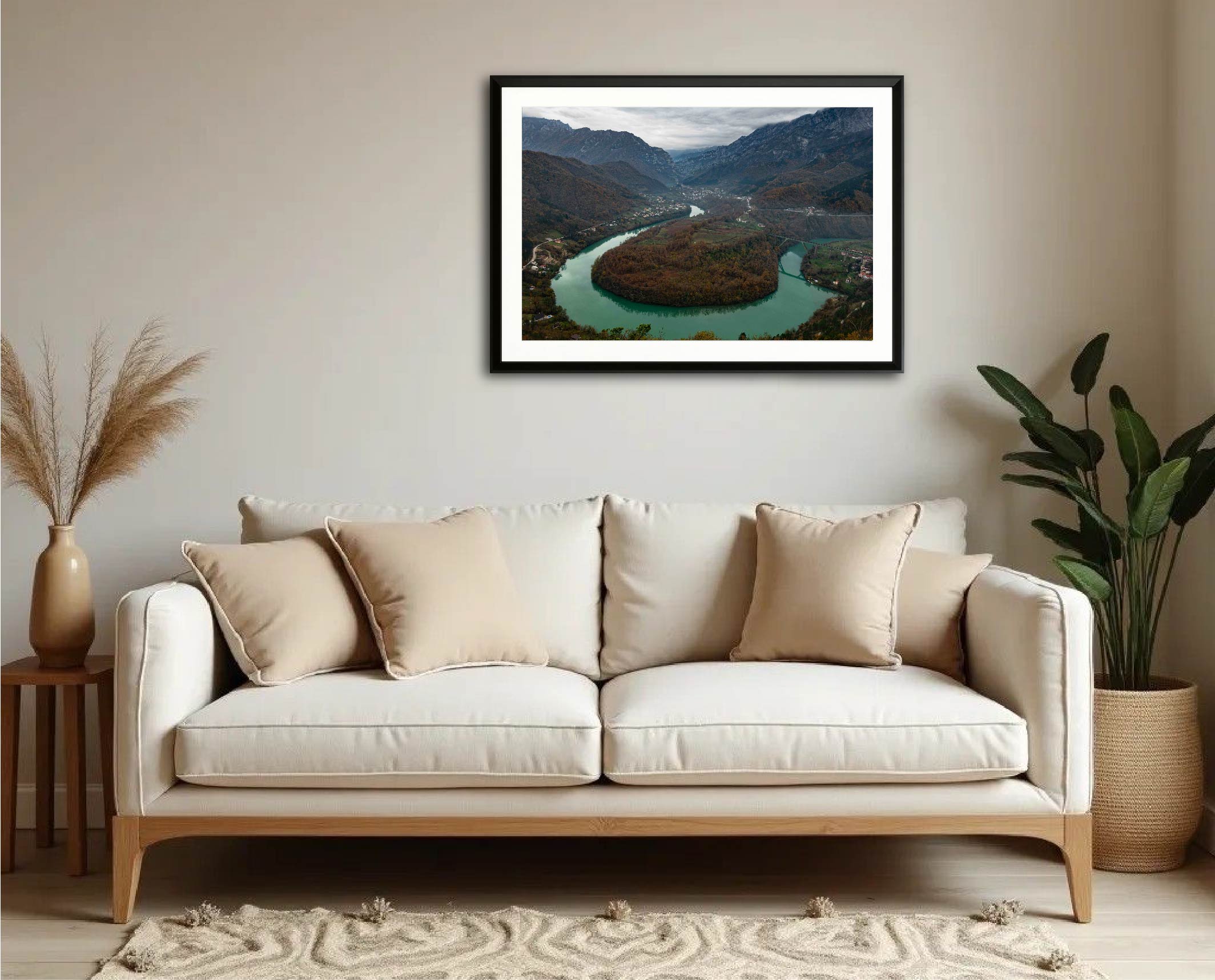 Exemple d’intégration du tirage "Méandre sur la Neretva" dans un intérieur de salon, photographie encadrée en grand format.