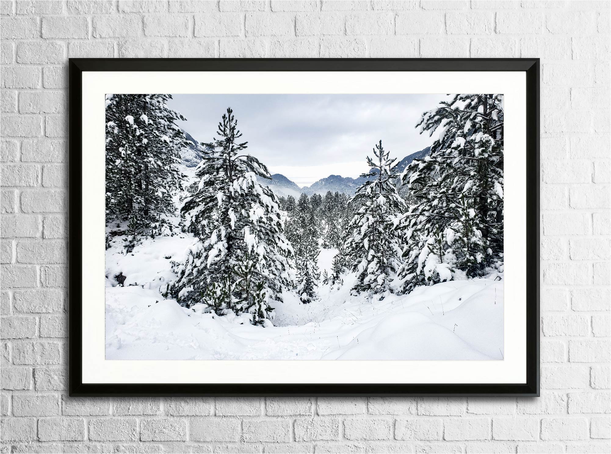 Mise en situation du tirage “Silence d'hiver” encadré sur un mur, photographie d’art imprimée sur papier Fine Art.