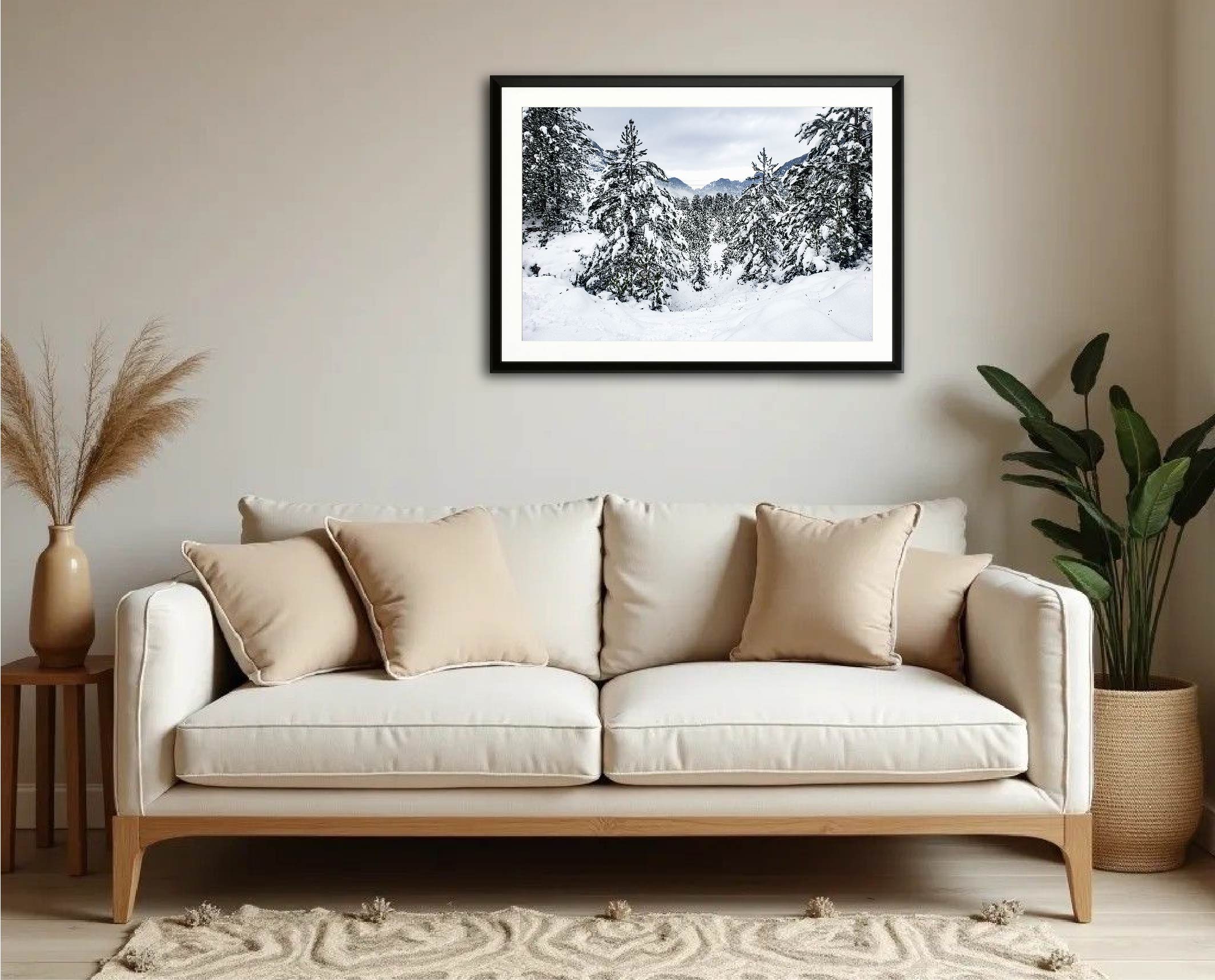 Exemple d’intégration du tirage “Silence d'hiver” dans un intérieur de salon, photographie encadrée en grand format.