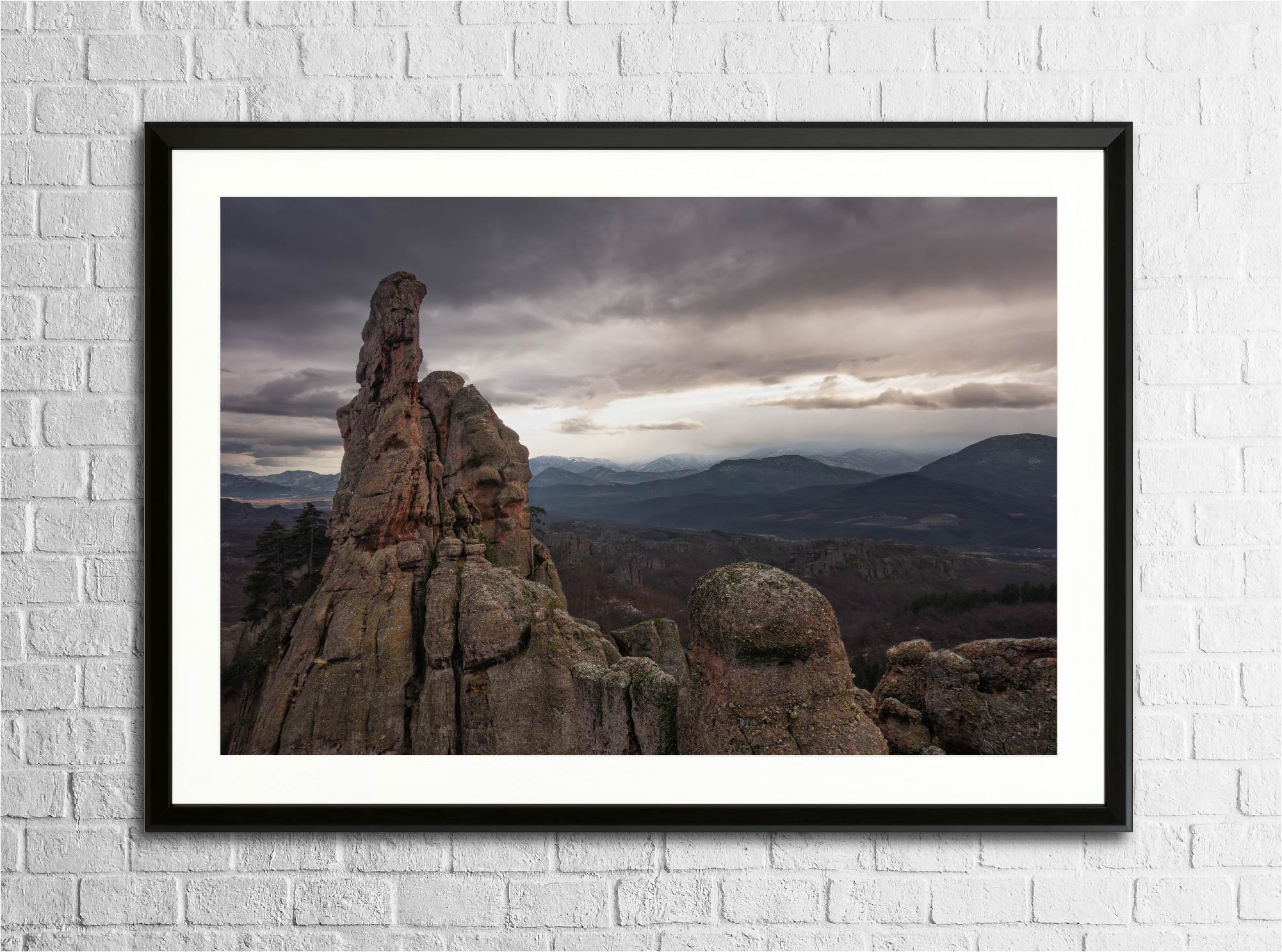 Mise en situation du tirage “Totems bulgares” encadré sur un mur, photographie d’art imprimée sur papier Fine Art.