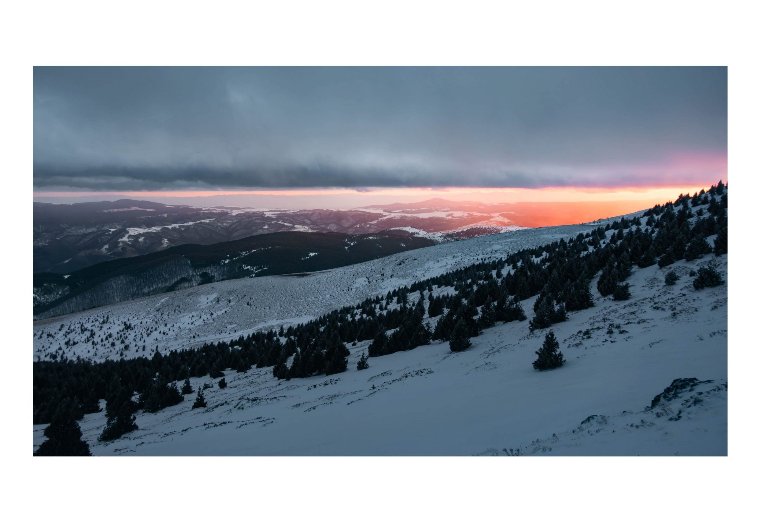 Tirage photographique d’art “Lueur du soir" – Grand Balkan en hiver, Bulgarie, imprimé sur papier Canson Baryta photographique.