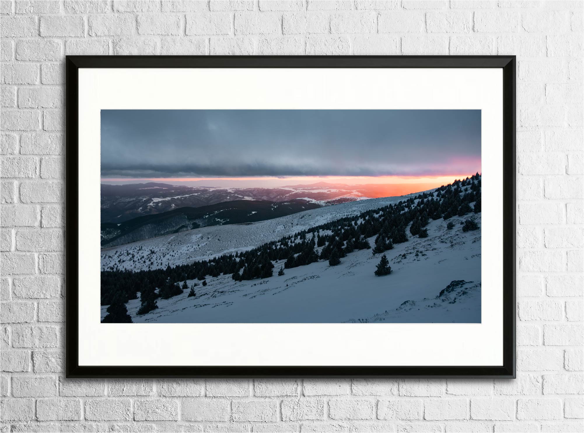 Mise en situation du tirage “Lueur du soir” encadré sur un mur, photographie d’art imprimée sur papier Fine Art.