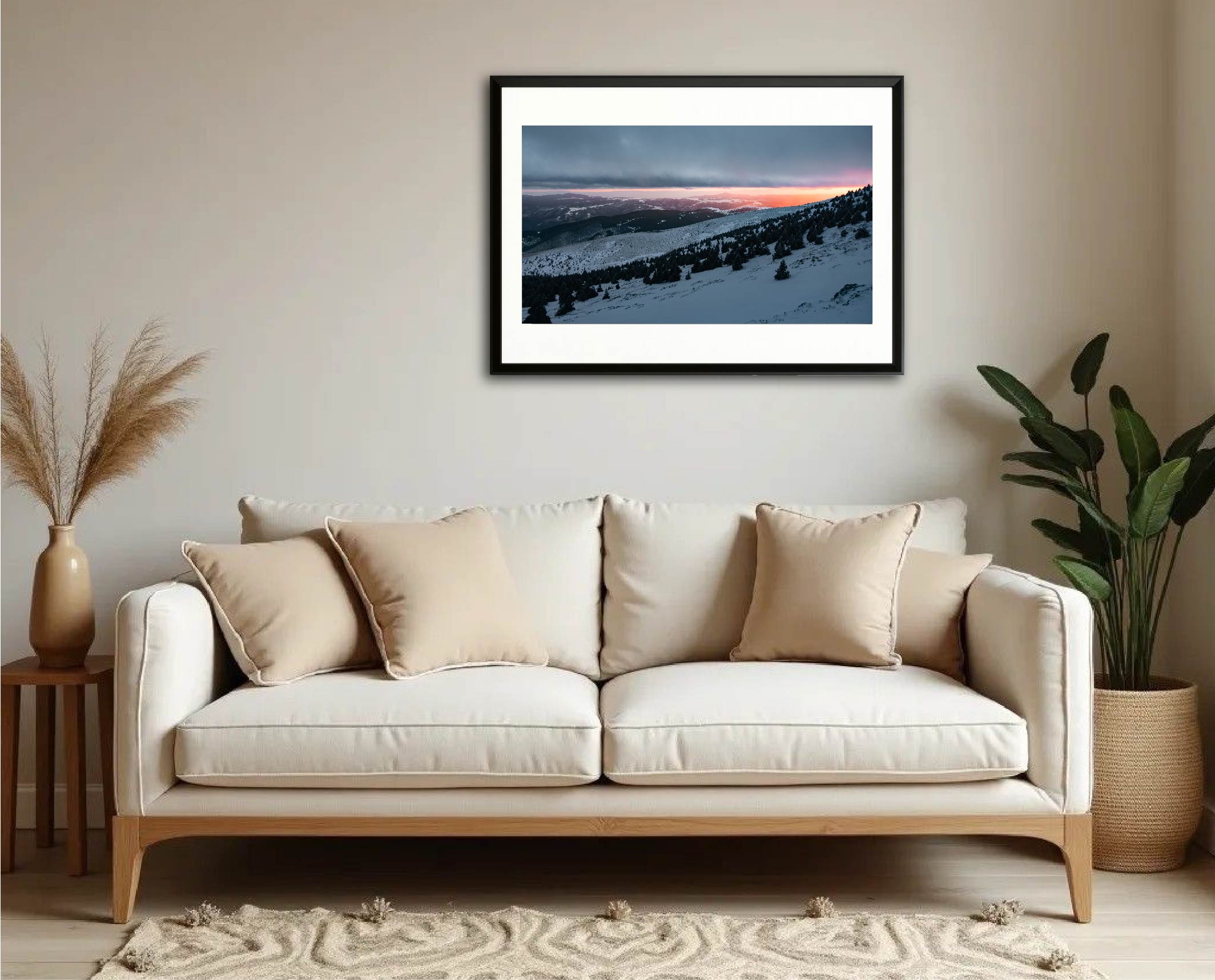 Exemple d’intégration du tirage “Lueur du soir” dans un intérieur de salon, photographie encadrée en grand format.