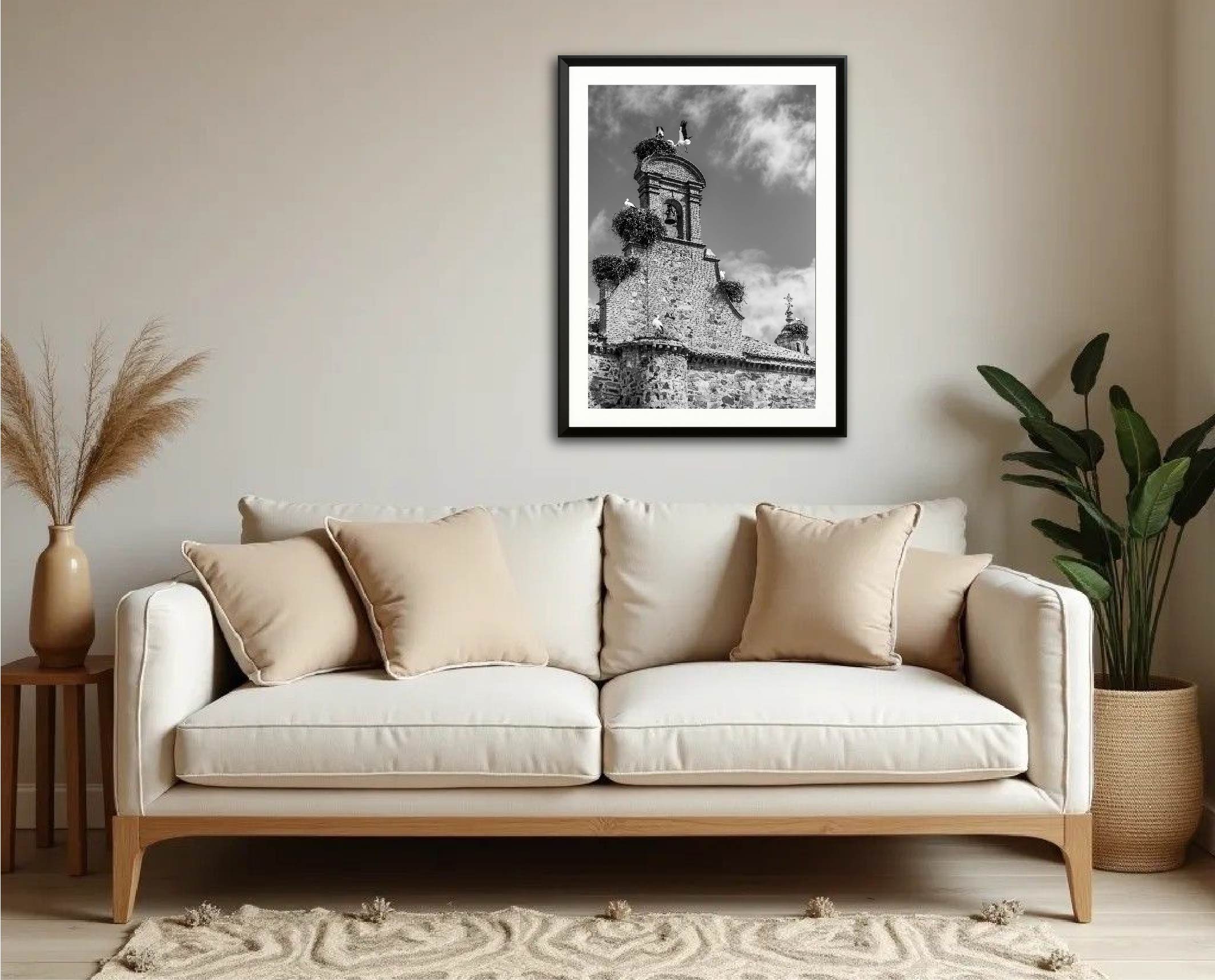 Exemple d’intégration du tirage "Les cigognes espagnoles" dans un intérieur de salon, photographie encadrée en grand format.
