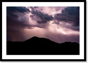 Photographie d’un tirage d’art représentant un éclair dans les Bardenas, illustration de la boutique en ligne.