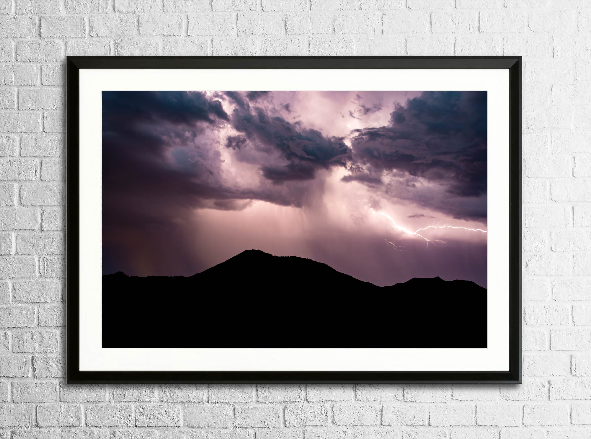 Mise en situation du tirage "Spectacle Nocturne" encadré sur un mur, photographie d’art imprimée sur papier Fine Art.