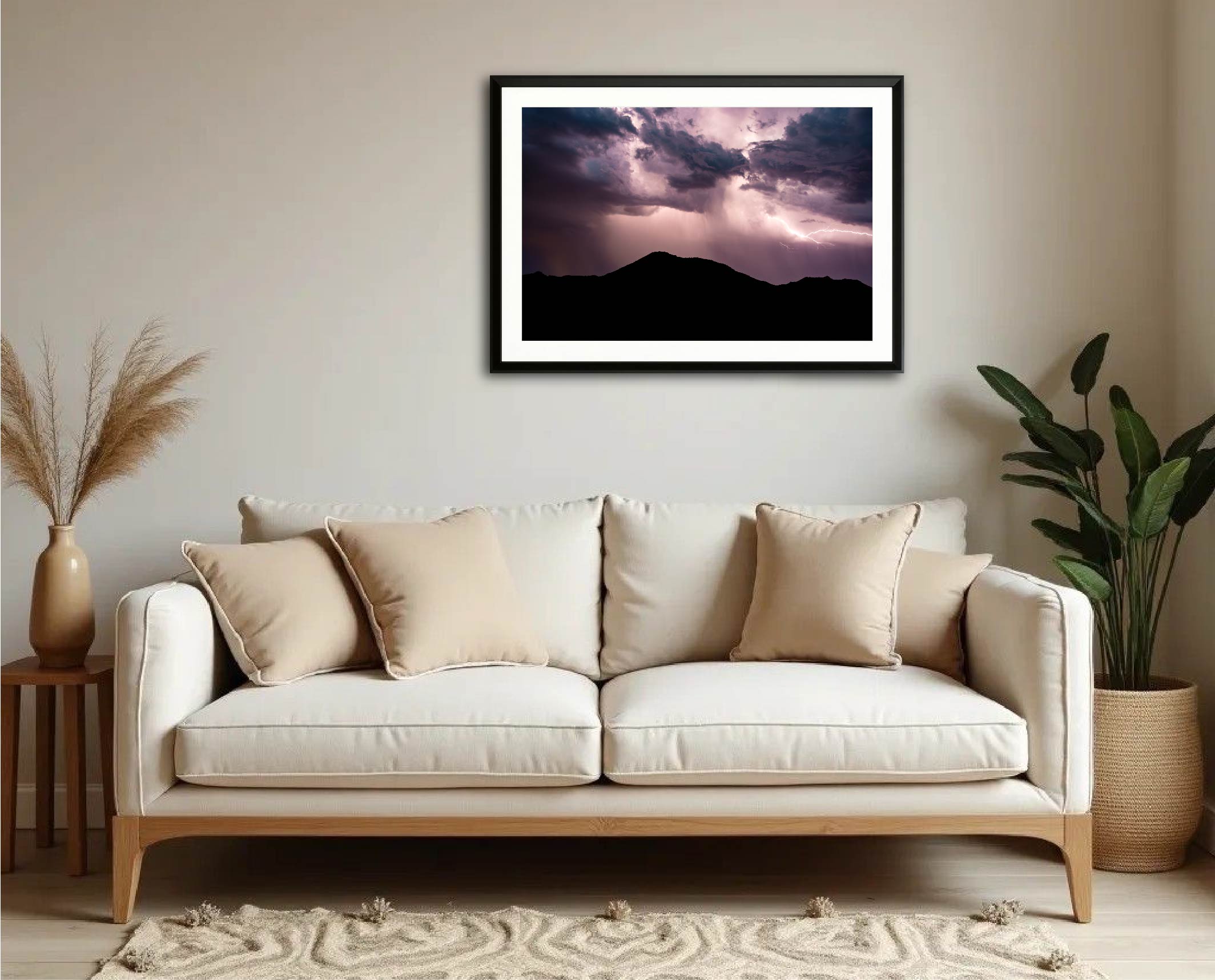 Exemple d’intégration du tirage "Spectacle Nocturne" dans un intérieur de salon, photographie encadrée en grand format.