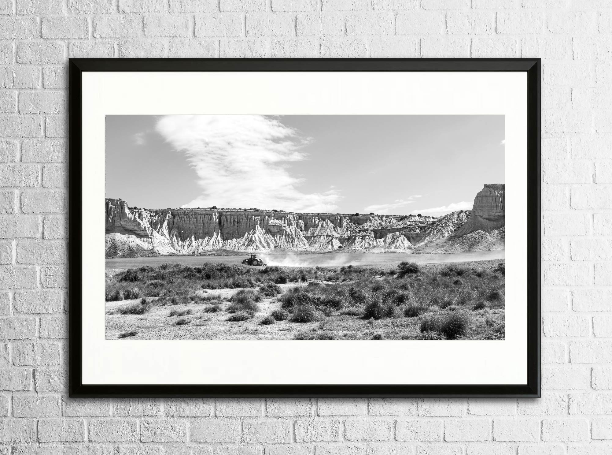 Mise en situation du tirage “L’Espagne désertique” encadré sur un mur, photographie d’art imprimée sur papier Fine Art.
