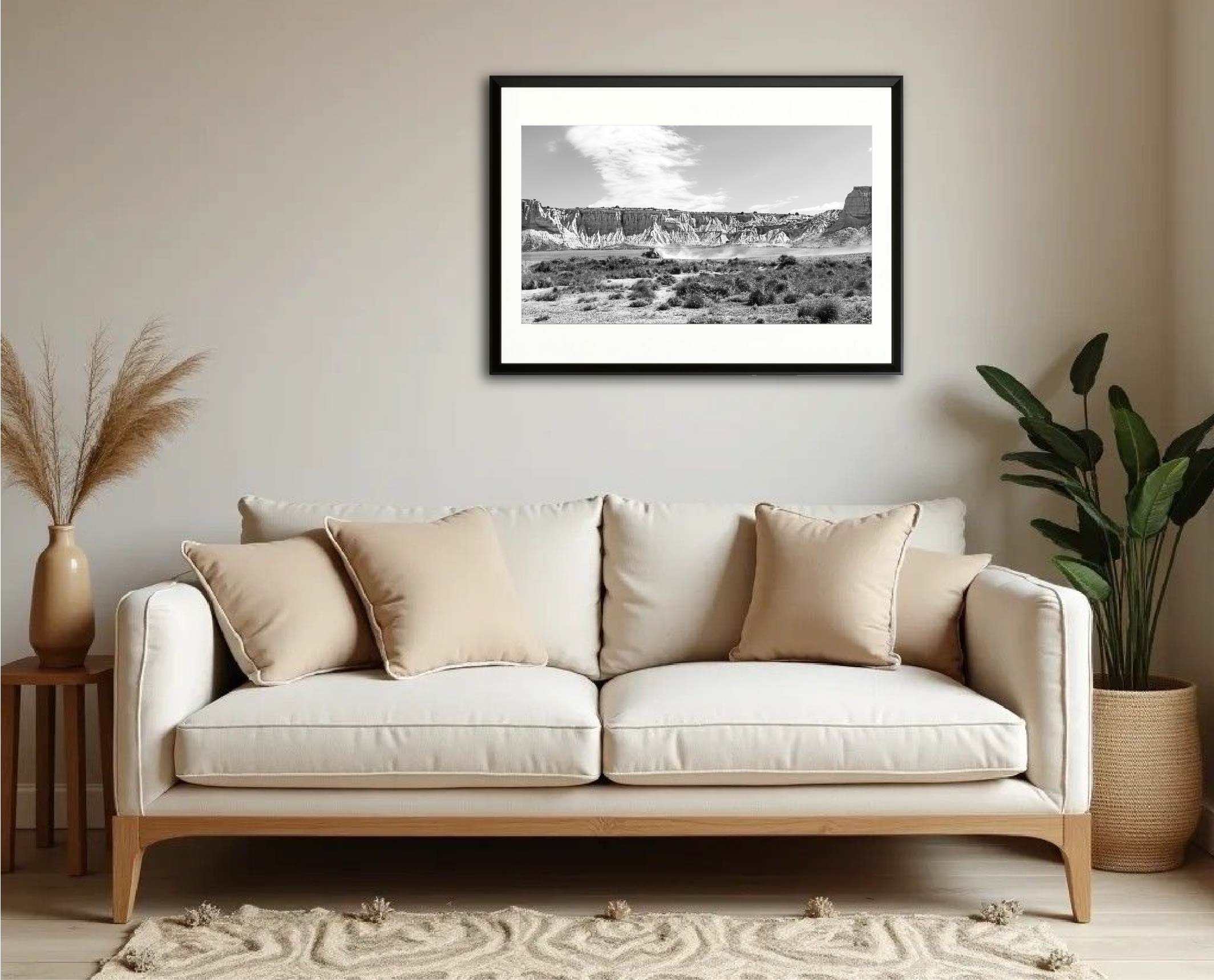 Exemple d’intégration du tirage “L’Espagne désertique” dans un intérieur de salon, photographie encadrée en grand format.