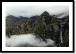 Photographie d’un tirage d’art représentant le cirque et la cascade de Gavarnie dans les Pyrénées, illustration de la boutique en ligne.