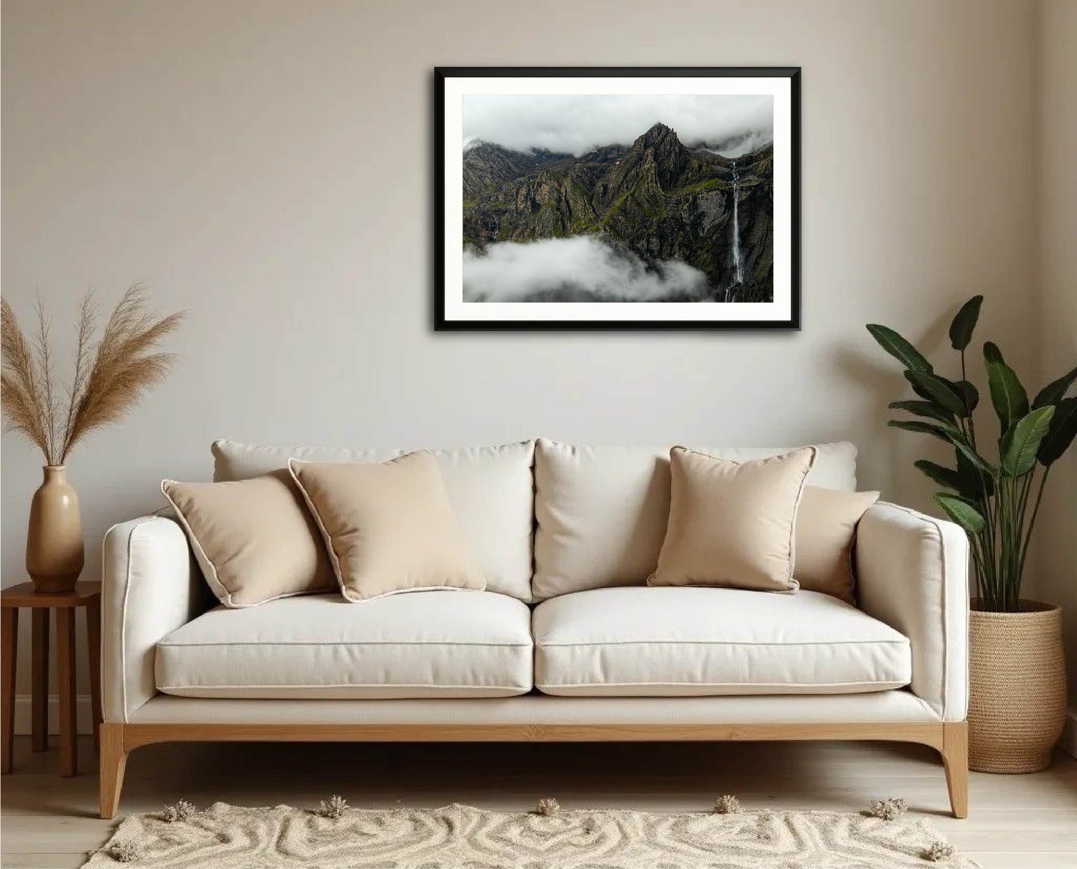 Exemple d’intégration du tirage “Cirque rêvé” dans un intérieur de salon, photographie encadrée en grand format.