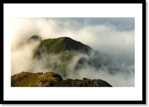 Photographie d’un tirage d’art représentant une mer de nuages dans les Pyrénées, illustration de la boutique en ligne.