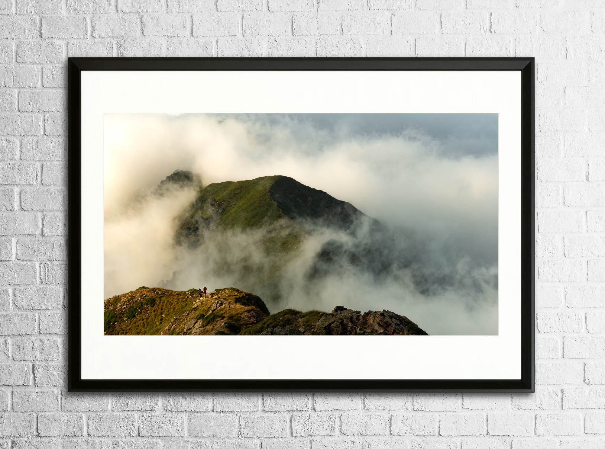 Mise en situation du tirage “Pyrénées célestes” encadré sur un mur, photographie d’art imprimée sur papier Fine Art.