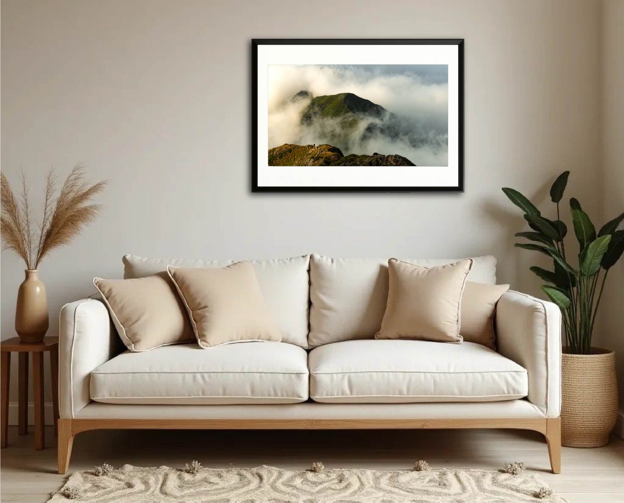 Exemple d’intégration du tirage “Pyrénées célestes” dans un intérieur de salon, photographie encadrée en grand format.