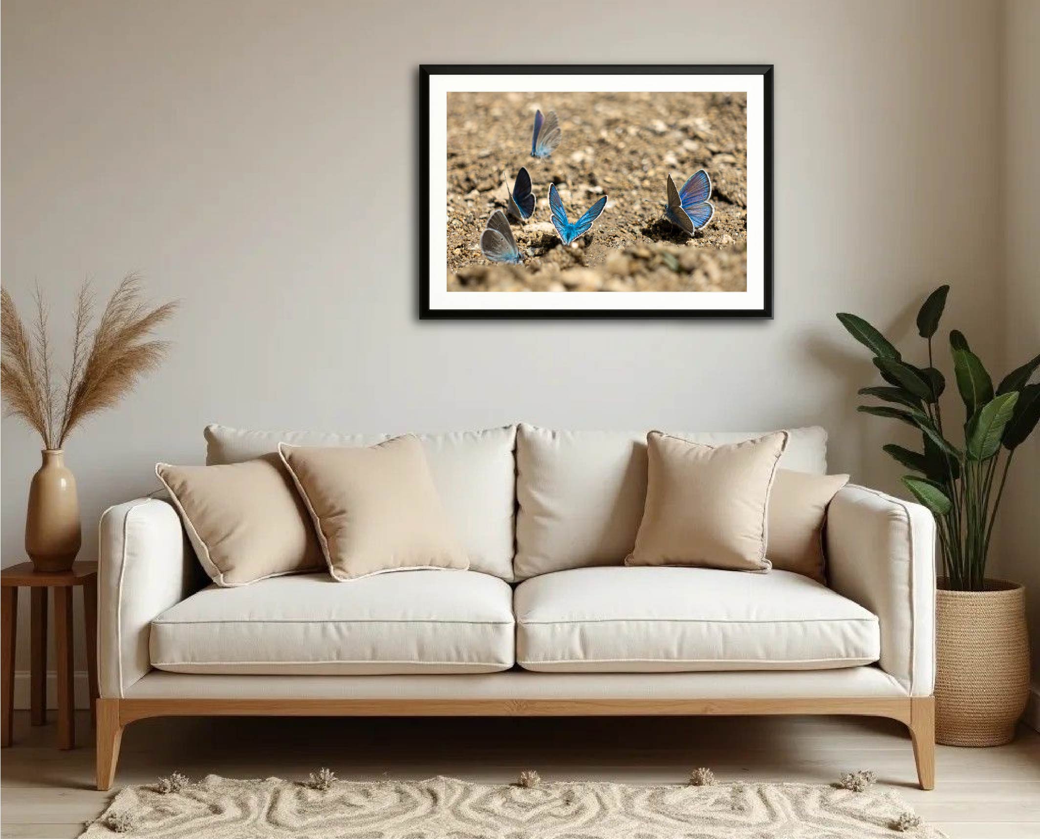 Exemple d’intégration du tirage “Bleu Azur” dans un intérieur de salon, photographie encadrée en grand format.