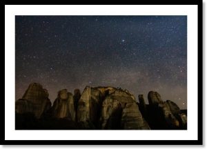 Photographie d’un tirage d’art représentant les falaises des Météores dans un ciel étoilé à Kastráki, illustration de la boutique en ligne.