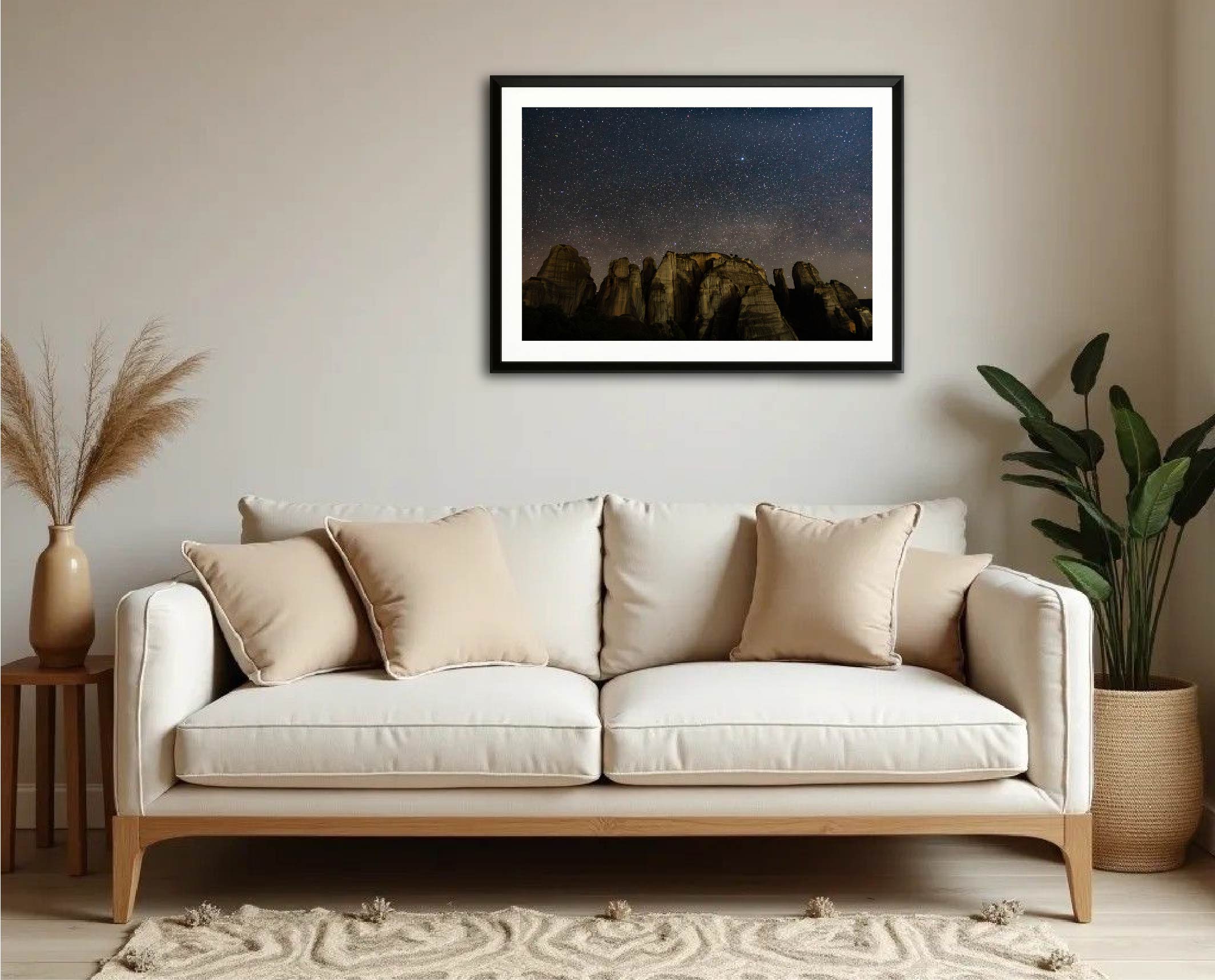 Exemple d’intégration du tirage “Les gardiens de la nuit” dans un intérieur de salon, photographie encadrée en grand format.