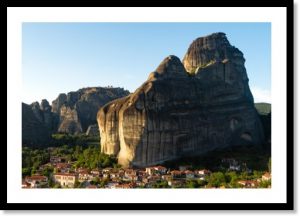 Photographie d’un tirage d’art représentant les falaises des Météores au village de Kastráki dans les Météores, illustration de la boutique en ligne.