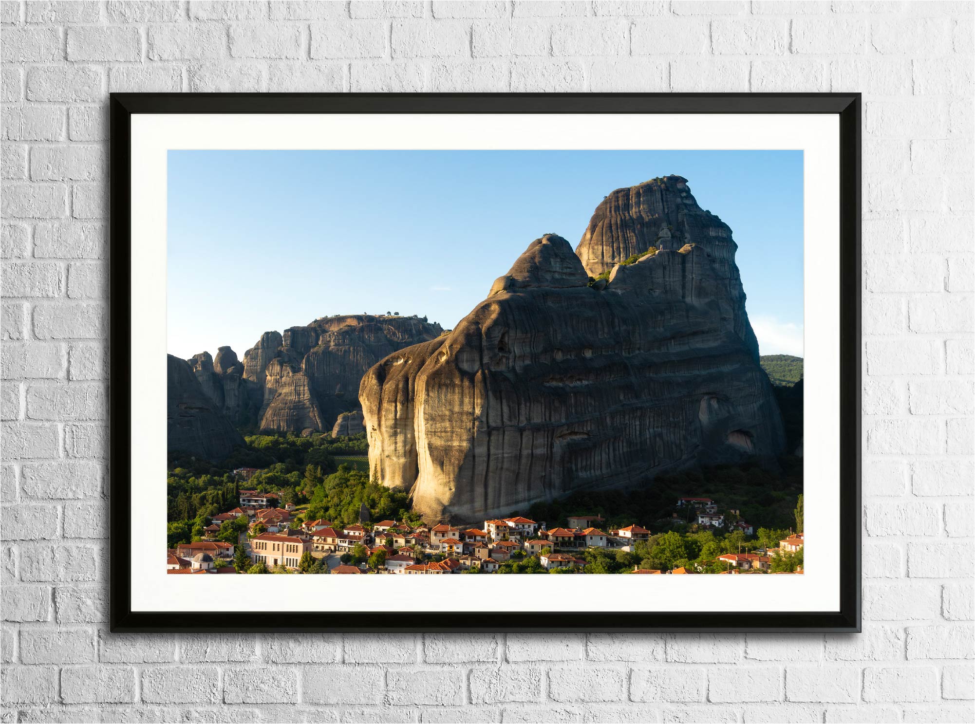 Mise en situation du tirage “Des Hommes et des Roches” encadré sur un mur, photographie d’art imprimée sur papier Fine Art.
