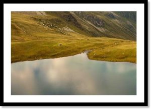 Photographie d’un tirage d’art représentant un bivacco au Lago di Malghera dans les Alpes, illustration de la boutique en ligne.