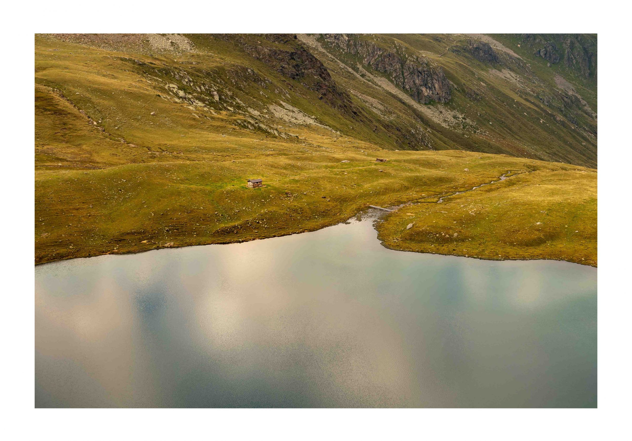 Tirage photographique d’art “Bivacco en vue !” – Lago di Malghera, Alpes, imprimé sur papier Canson Baryta photographique.