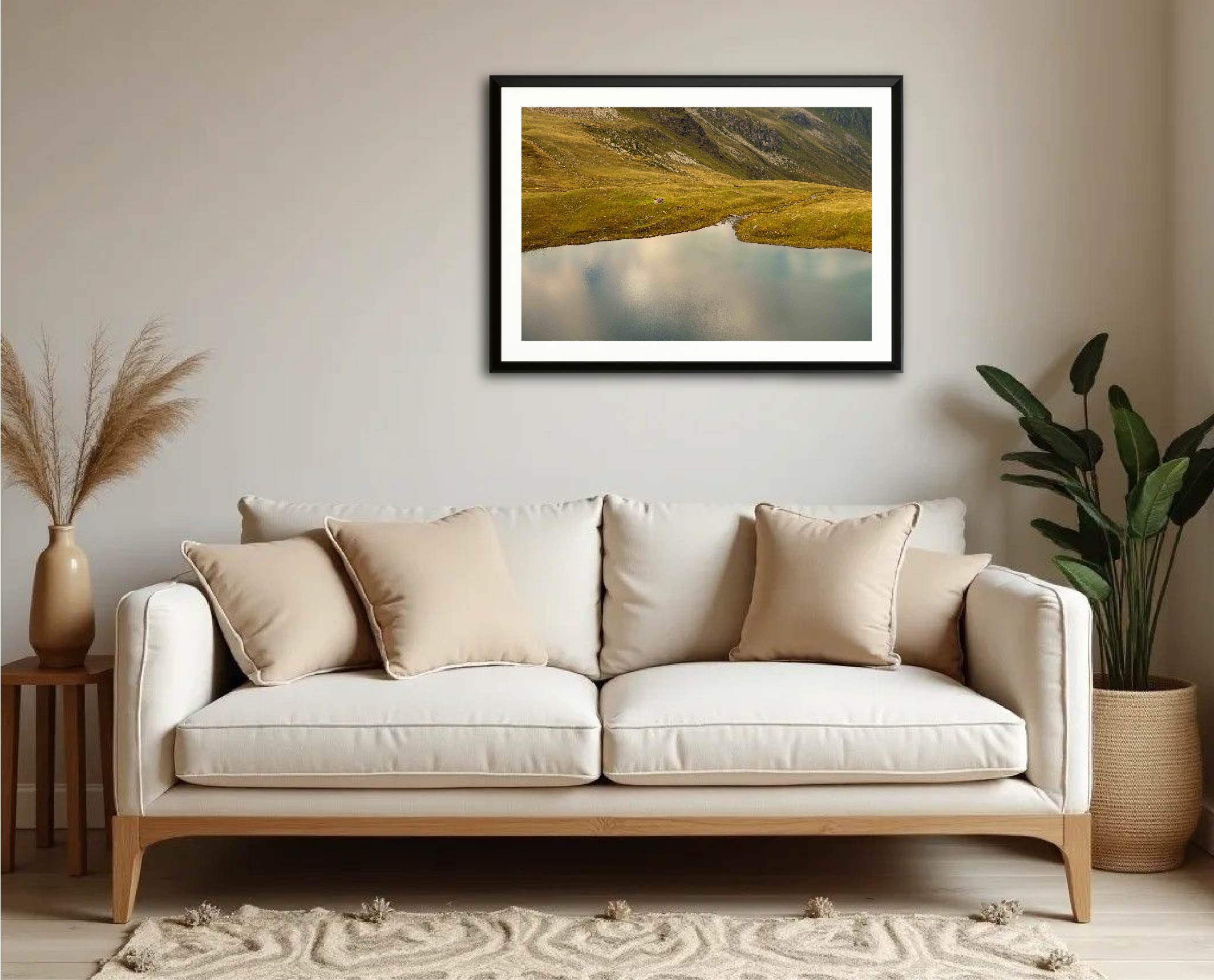 Exemple d’intégration du tirage “Bivacco en vue !” dans un intérieur de salon, photographie encadrée en grand format.