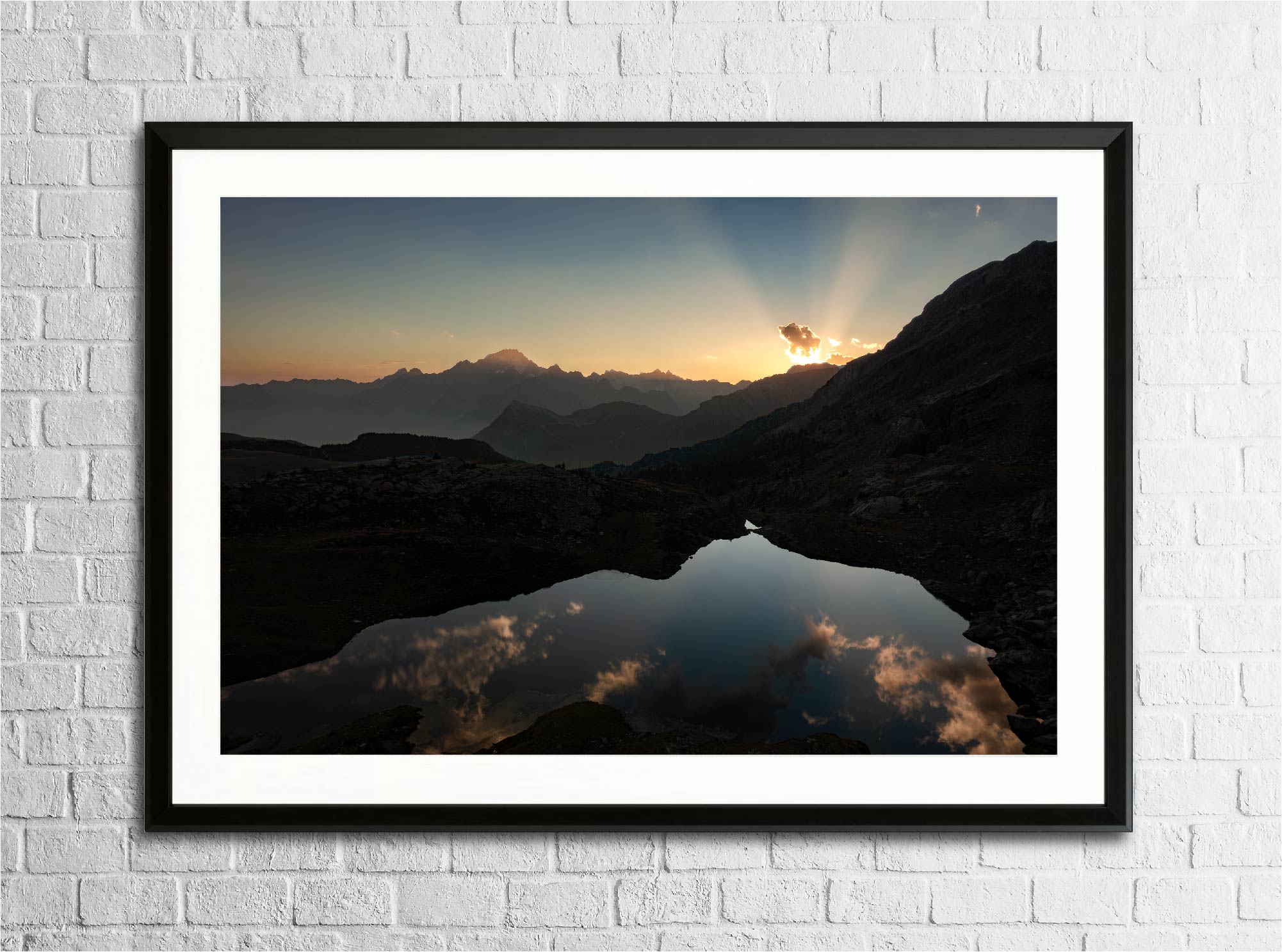 Mise en situation du tirage “Au théâtre” encadré sur un mur, photographie d’art imprimée sur papier Fine Art.