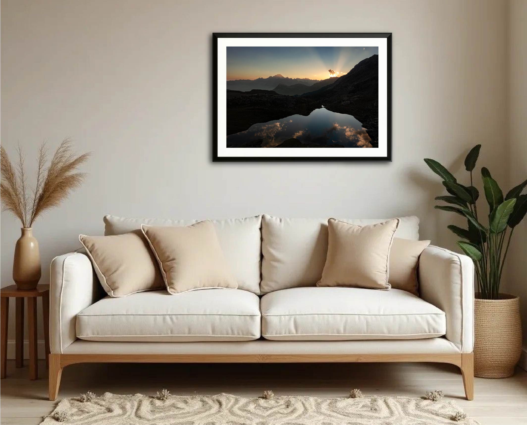 Exemple d’intégration du tirage “Au théâtre” dans un intérieur de salon, photographie encadrée en grand format.