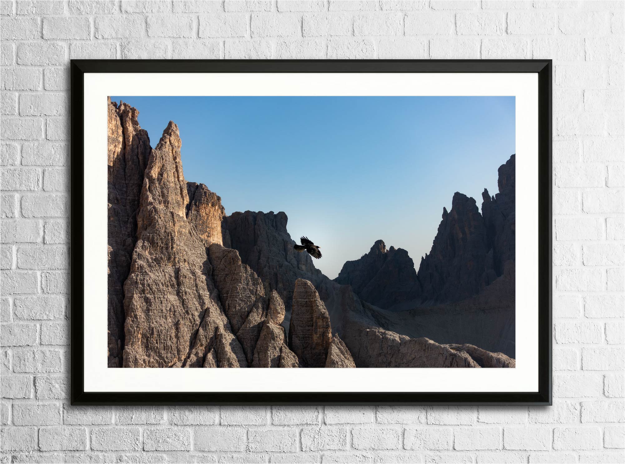 Mise en situation du tirage “L’écho du chocard” encadré sur un mur, photographie d’art imprimée sur papier Fine Art.