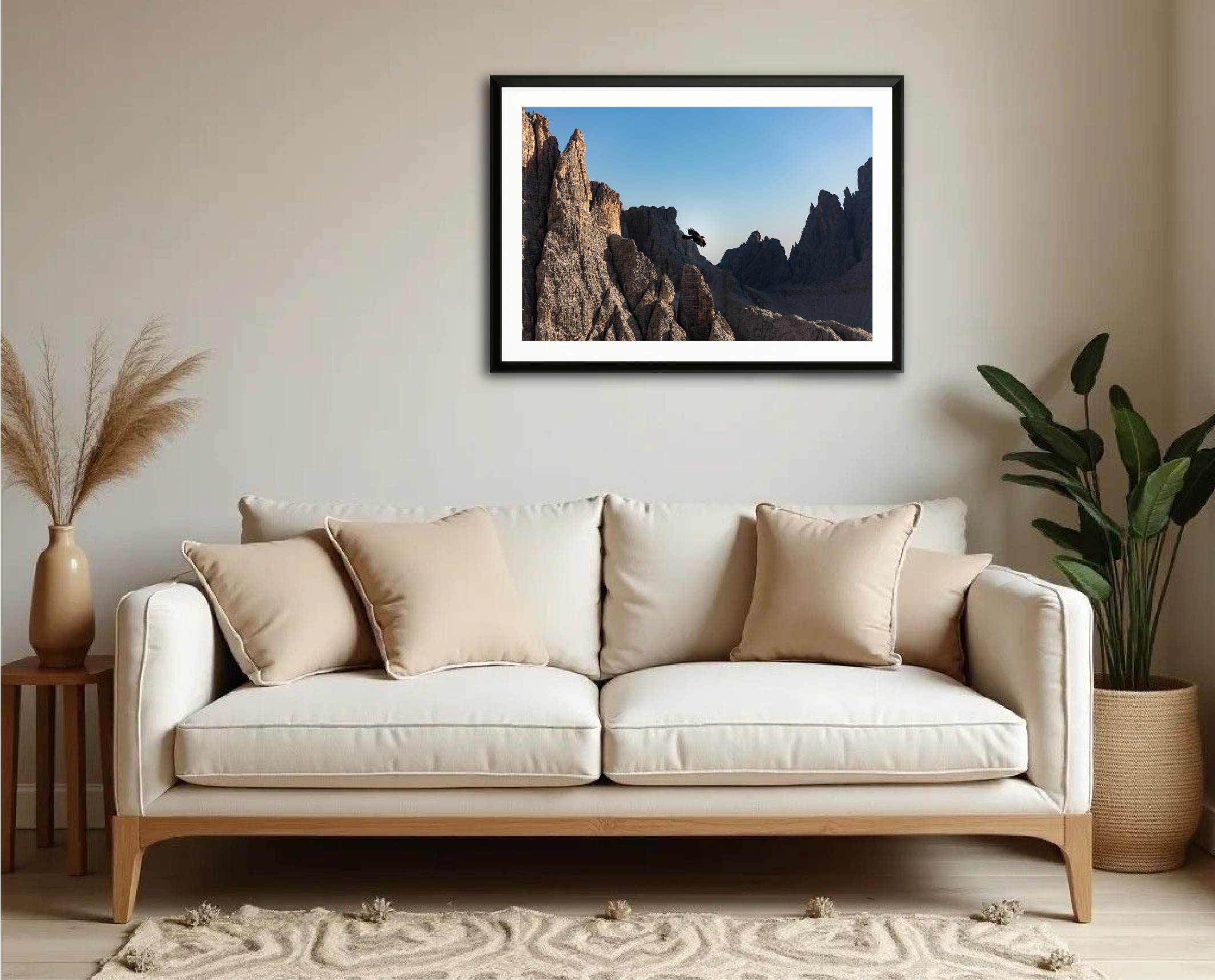 Exemple d’intégration du tirage “L’écho du chocard” dans un intérieur de salon, photographie encadrée en grand format.