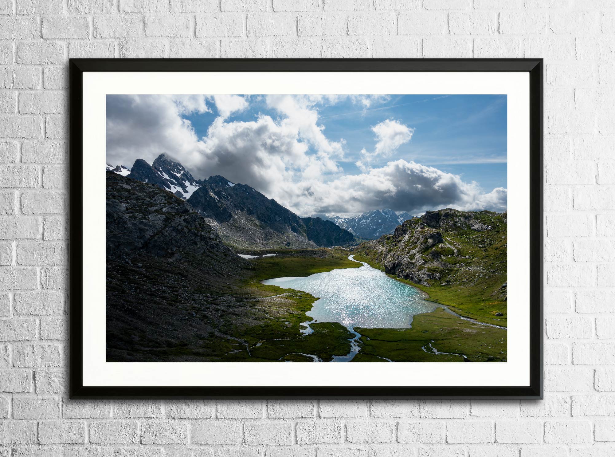 Mise en situation du tirage “Lac Glaciaire” encadré sur un mur, photographie d’art imprimée sur papier Fine Art.