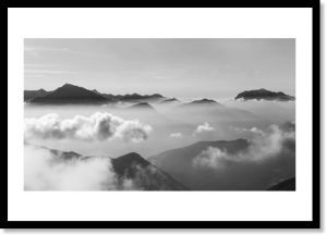 Photographie d’un tirage d’art représentant des sommets sur une mer de nuages dans les Alpes lépontines, Italie, illustration de la boutique en ligne.