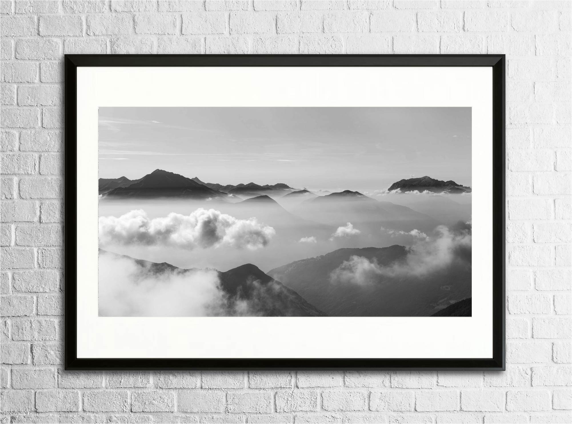 Mise en situation du tirage “Archipel rocheux” encadré sur un mur, photographie d’art imprimée sur papier Fine Art.