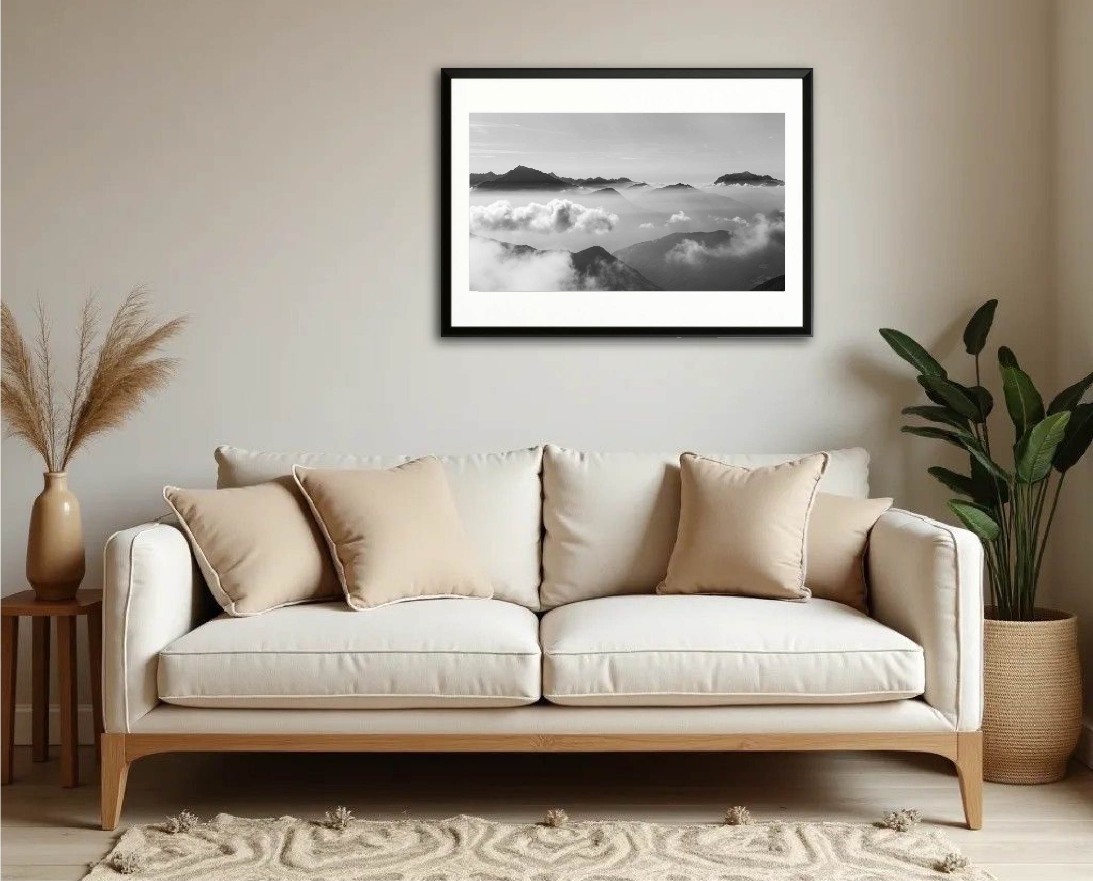 Exemple d’intégration du tirage “Archipel rocheux” dans un intérieur de salon, photographie encadrée en grand format.