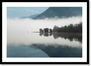 Photographie d’un tirage d’art représentant un pêcheur sur le lac Bohinj en Slovénie, illustration de la boutique en ligne.