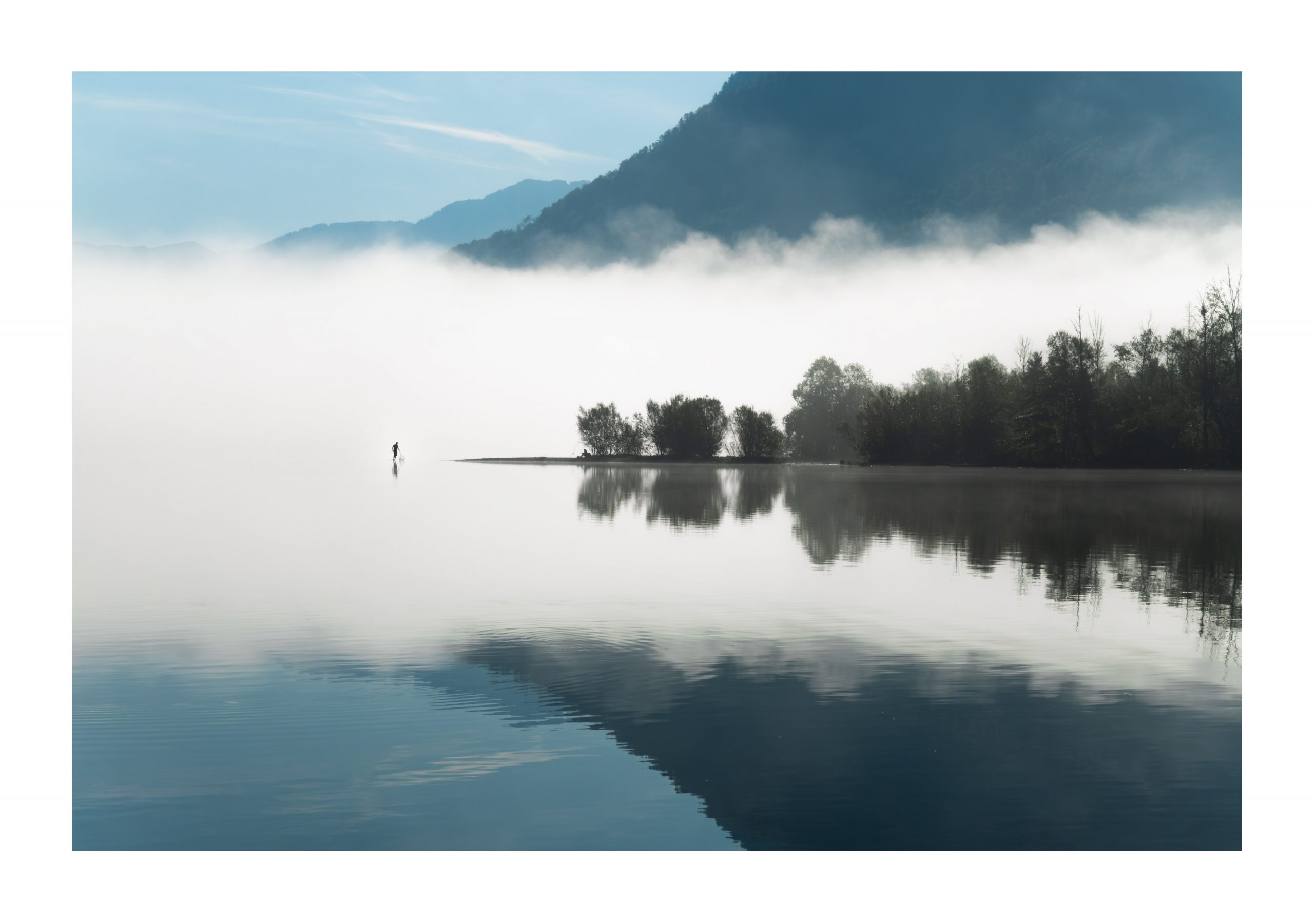 Tirage photographique d’art “Le pêcheur slovène” – Bihinjsko jezero, Slovénie, imprimé sur papier Canson Baryta photographique.
