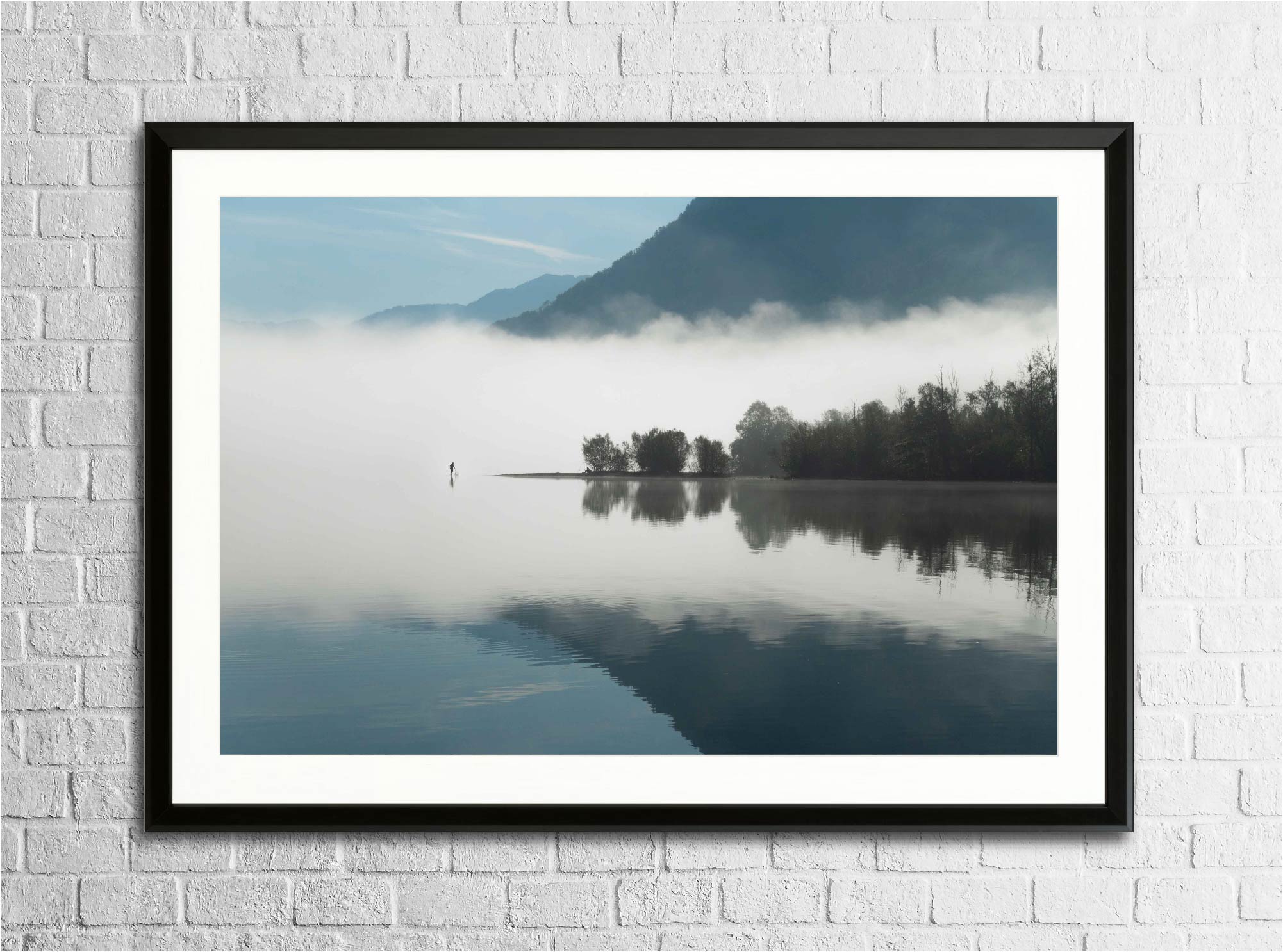 Mise en situation du tirage “Le pêcheur slovène” encadré sur un mur, photographie d’art imprimée sur papier Fine Art.
