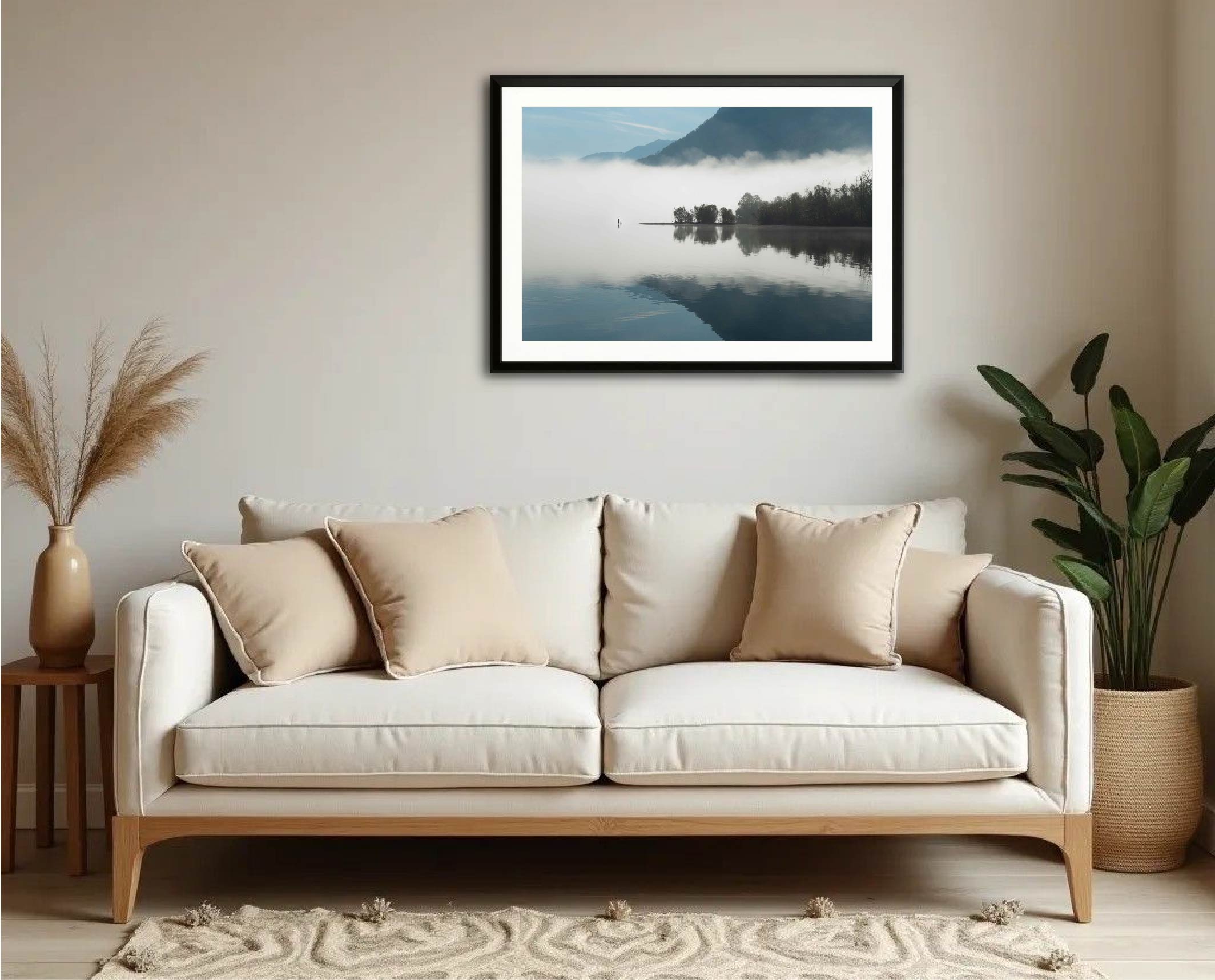 Exemple d’intégration du tirage “Le pêcheur slovène” dans un intérieur de salon, photographie encadrée en grand format.