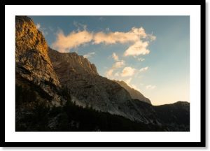Photographie d’un tirage d’art représentant une falaise calcaire du Triglavski en Slovénie, illustration de la boutique en ligne.
