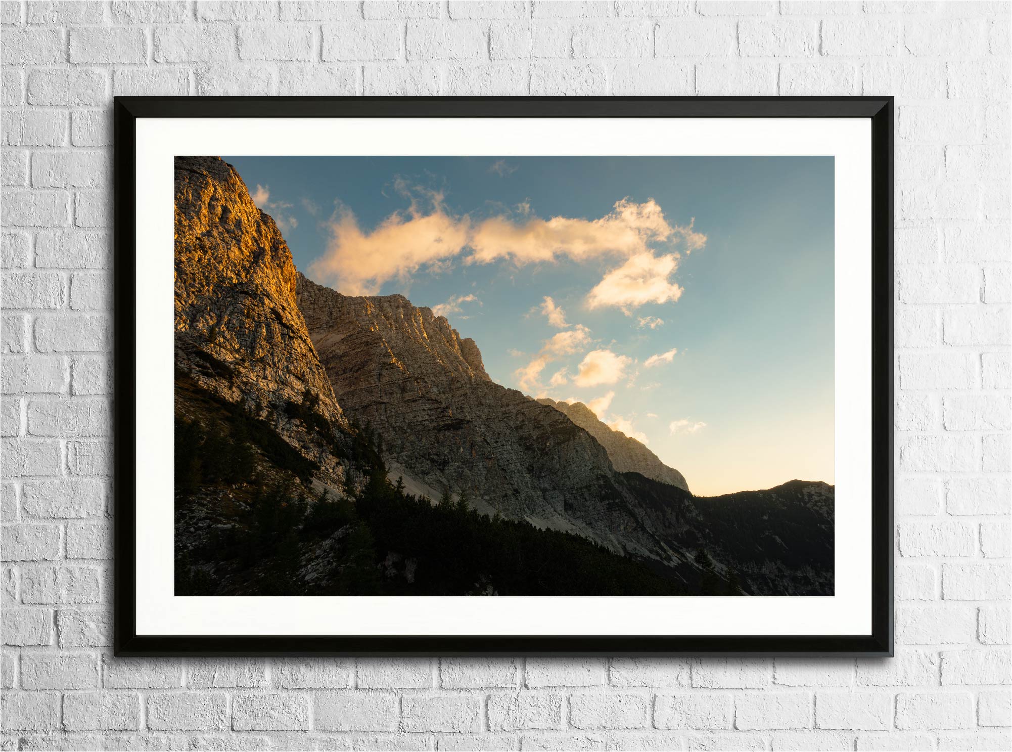 Mise en situation du tirage “Forteresse calcaire” encadré sur un mur, photographie d’art imprimée sur papier Fine Art.