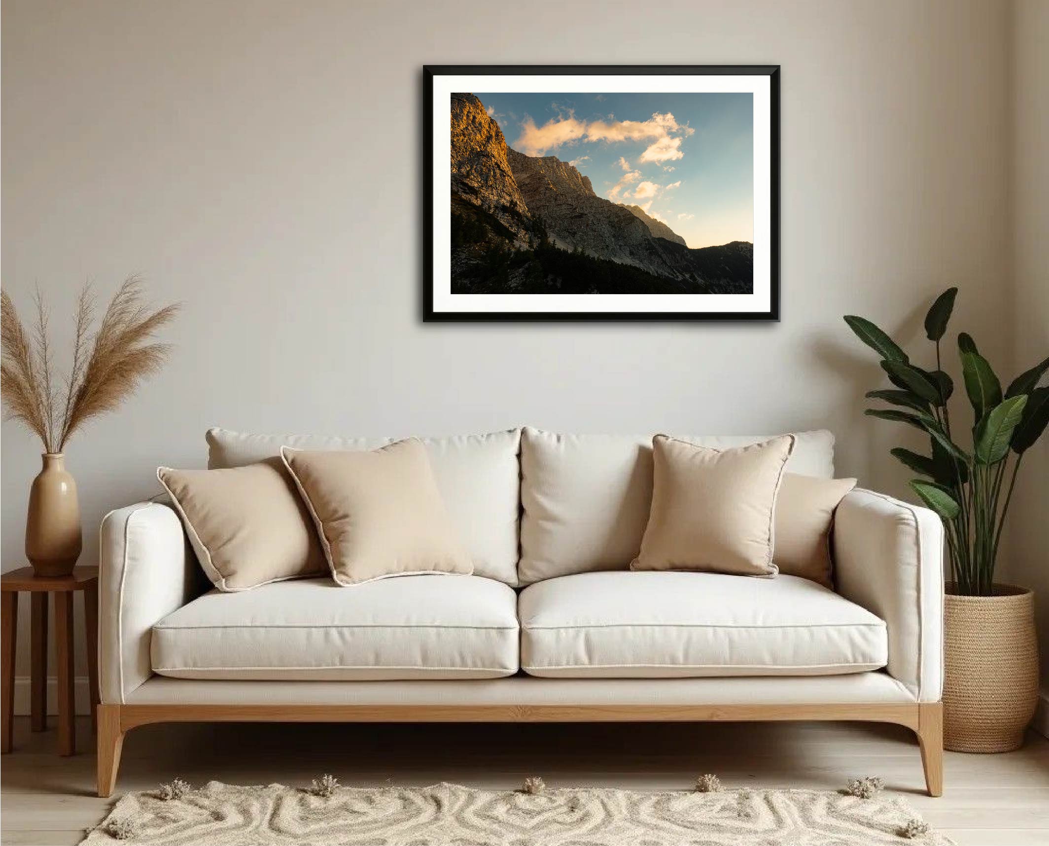 Exemple d’intégration du tirage “Forteresse calcaire” dans un intérieur de salon, photographie encadrée en grand format.