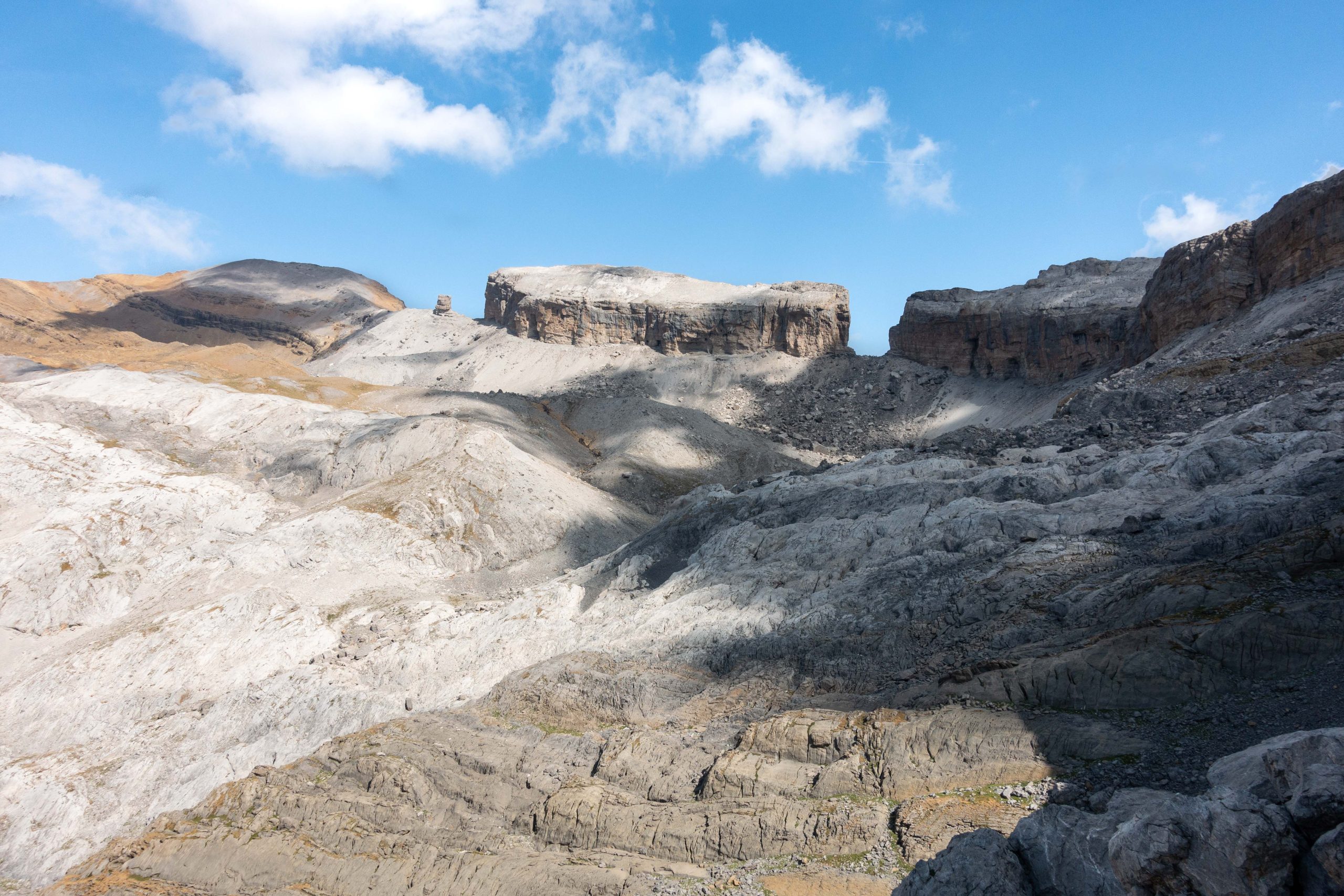 À l'arrière de la Brèche de Roland : un incroyable paysage minéral à explorer