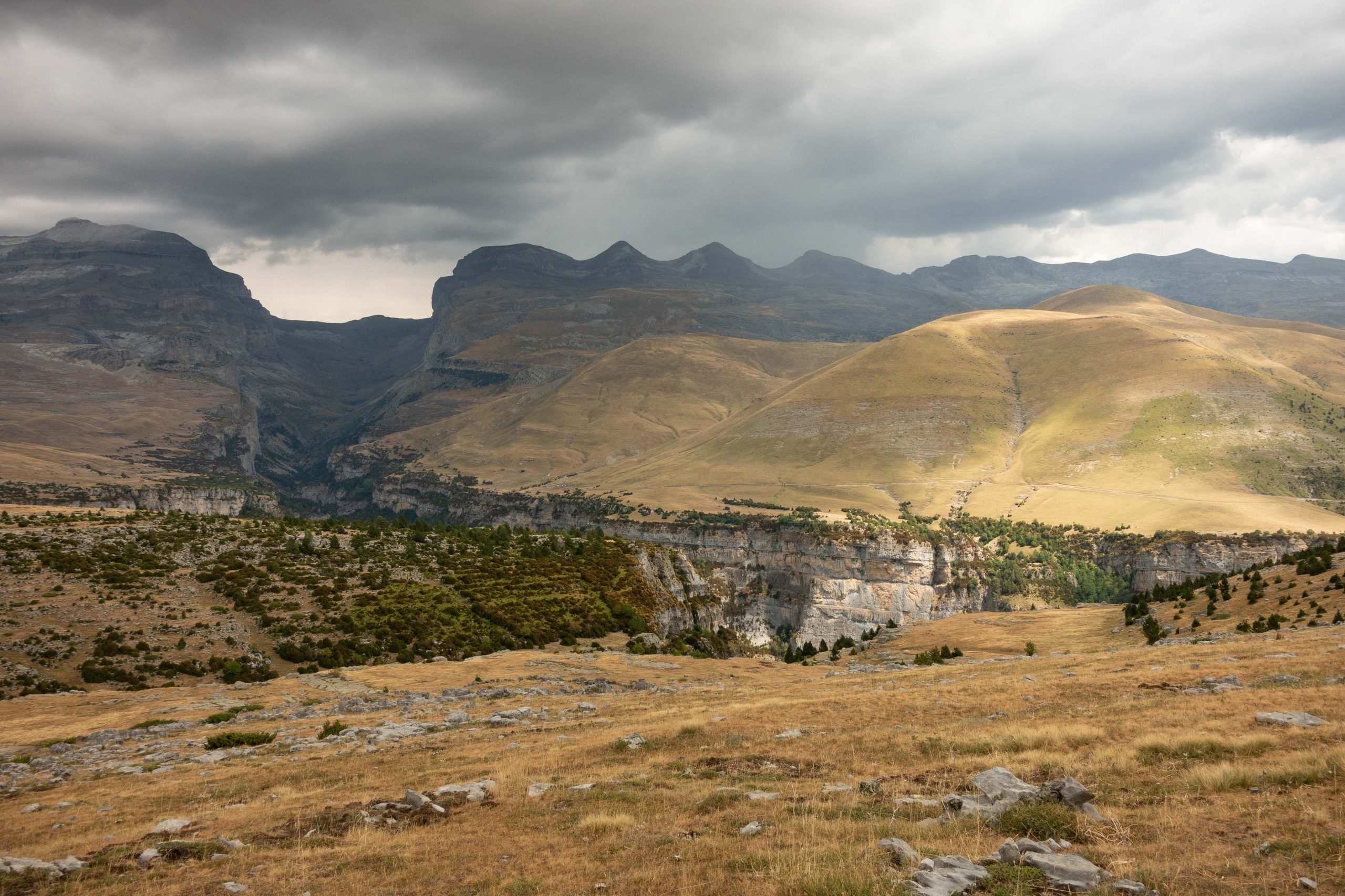 Au-dessus de vertigineux canyon d'Añisclo