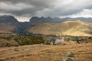 Au-dessus de vertigineux canyon d'Añisclo